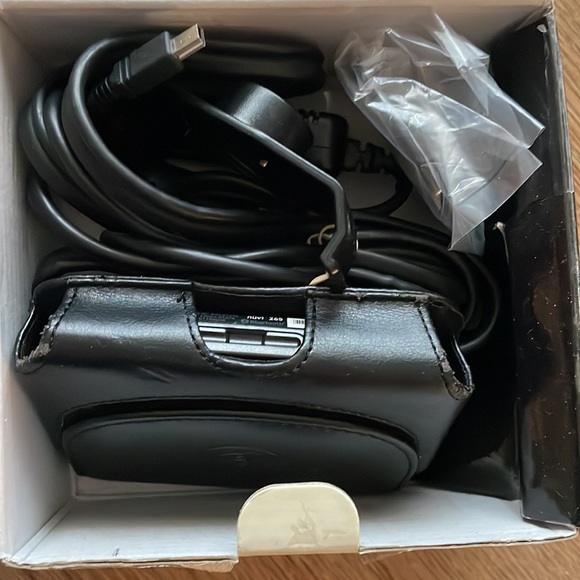 Garmin Nuvi 265T Bundle - Picture 2 of 4